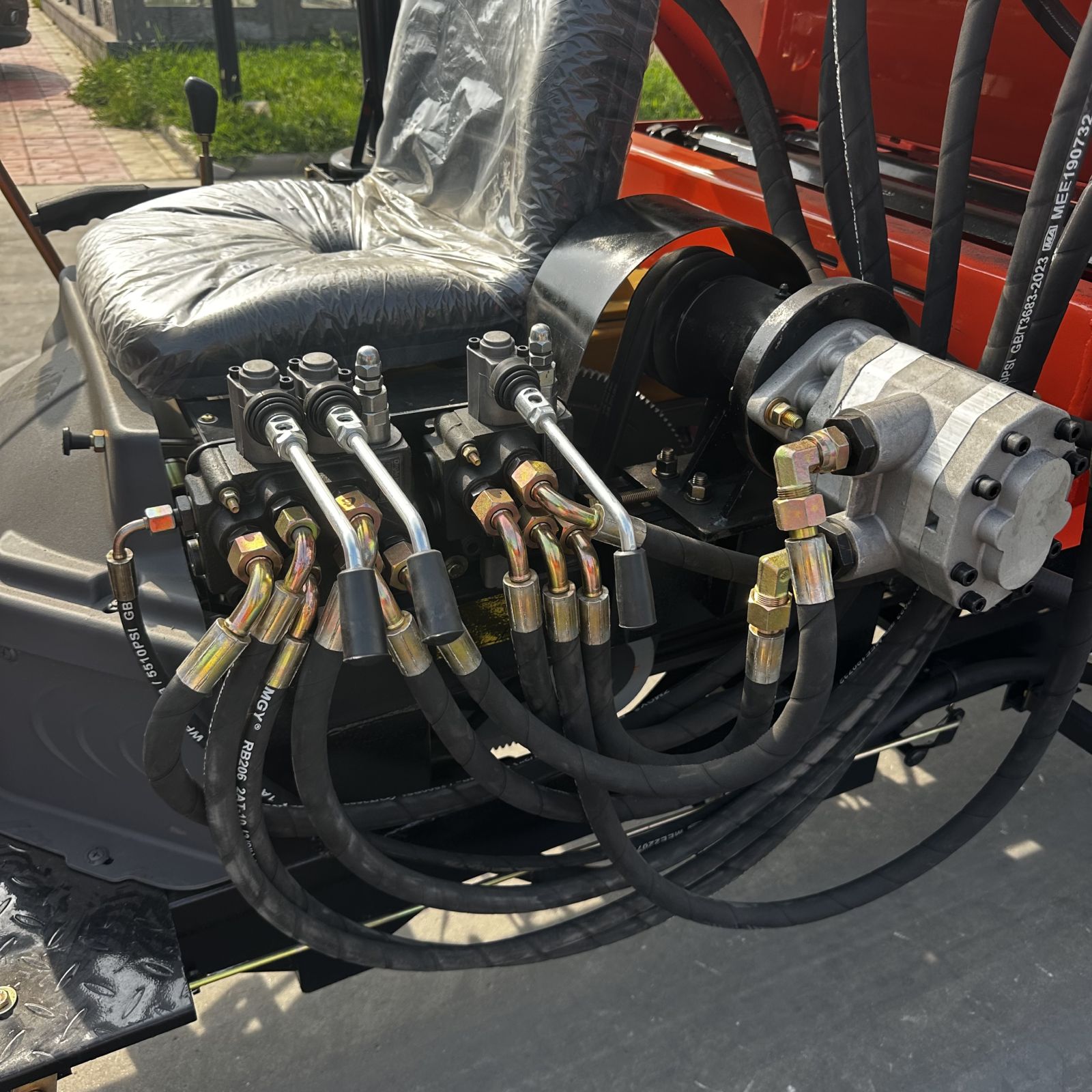 Self-propelled three-wheeled double disc/cross winch fertilizer spreader