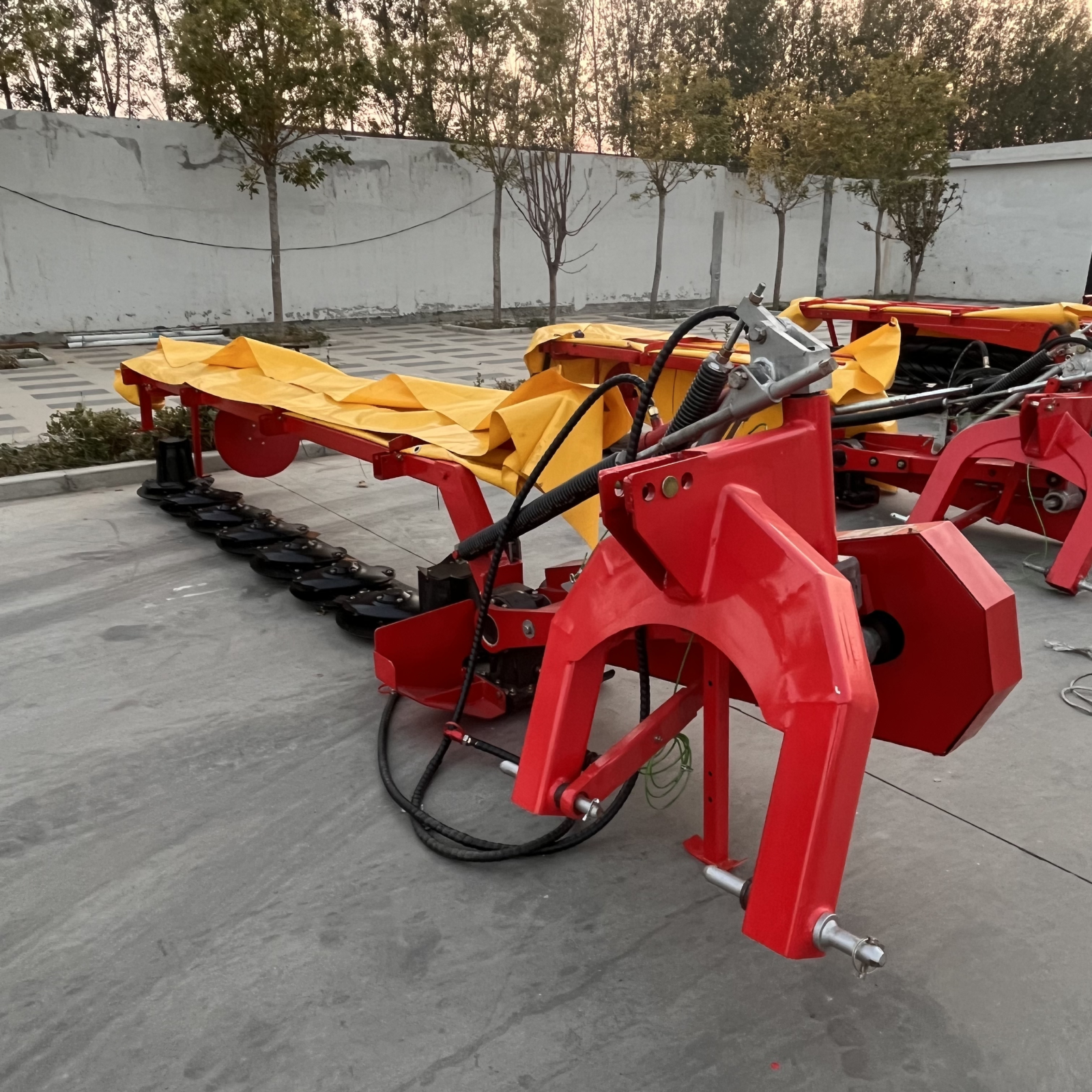 Double disc lawnmower