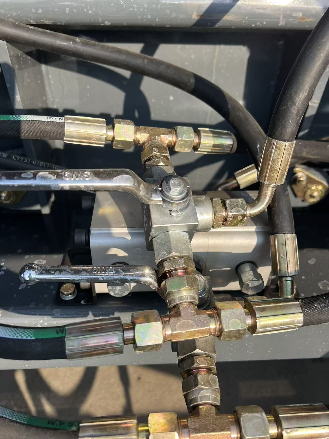 Gooseneck-type large curved beam telescopic grader