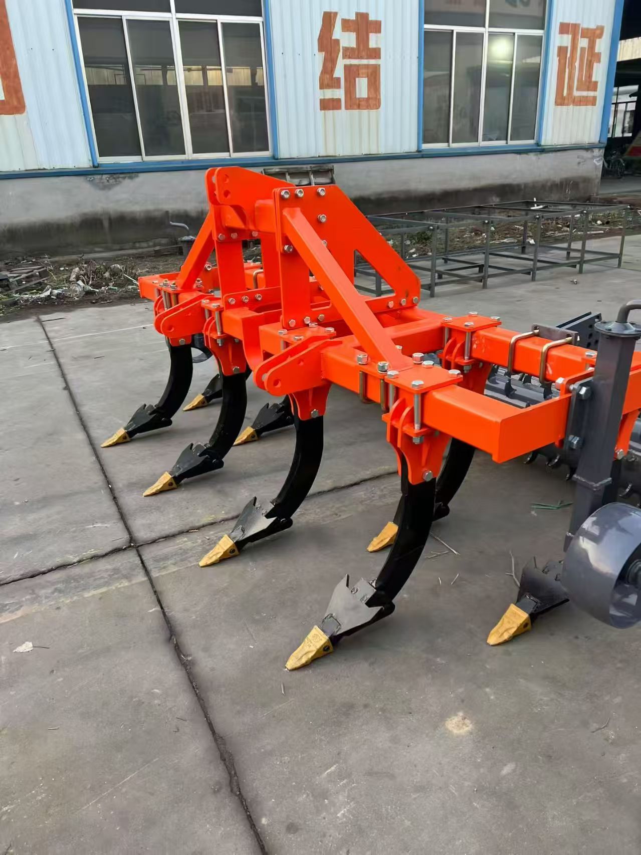 Heavy-duty subsoiler with bucket teeth